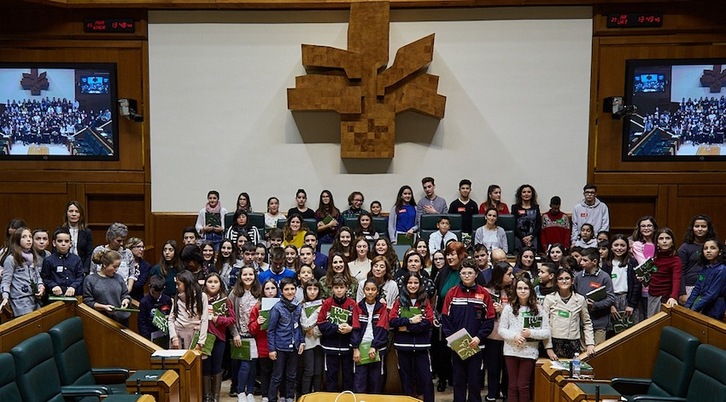 Alumnos que han participado en el proyecto han estado en el Parlamento de Gasteiz. (LEGEBILTZARRA)