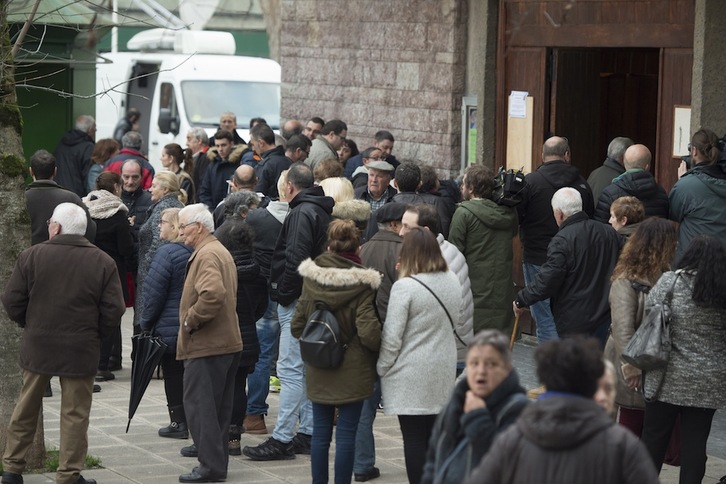 Decenas de personas se han quedado fuera, con la parroquia de Otxarkoaga llena. (ARGAZKI PRESS)