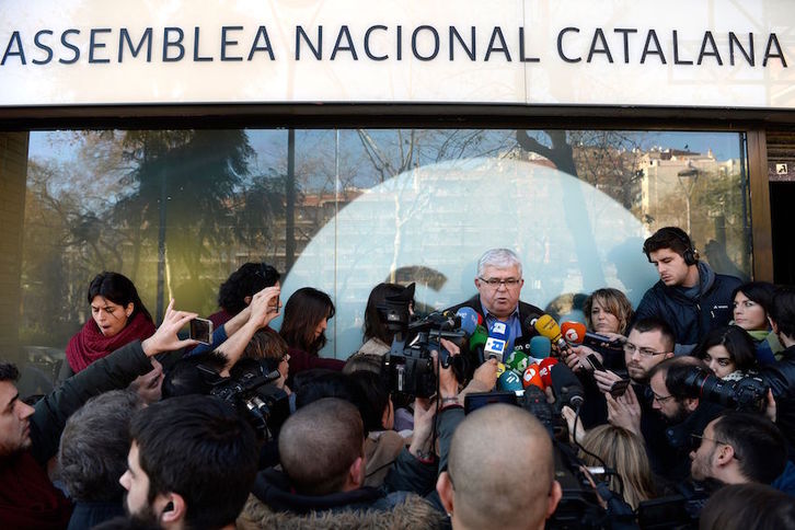 El presidente de la ANC, Agustí Alcoberro, hace declaraciones ante la sede. (Josep LAGO/AFP)