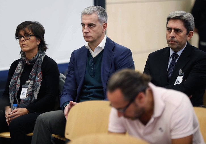 El exsecretario general del PP valenciano, Ricardo Costa, en el centro, durante una de las sesiones del juicio. (Fernando ALVARADO / EFE POOL)