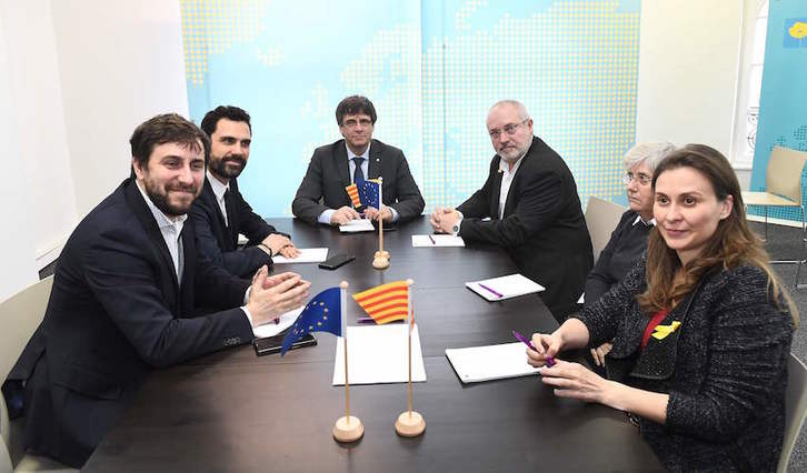 Puigdemont junto a Serret, Ponsatí, Puig y Comín, todos procesados, en Bruselas. (Emmanuel DUNAND/AFP)