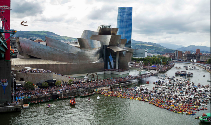 Saltos de «clavadistas» desde el puente de la Salve en Bilbo. (Aritz LOIOLA / FOKU)