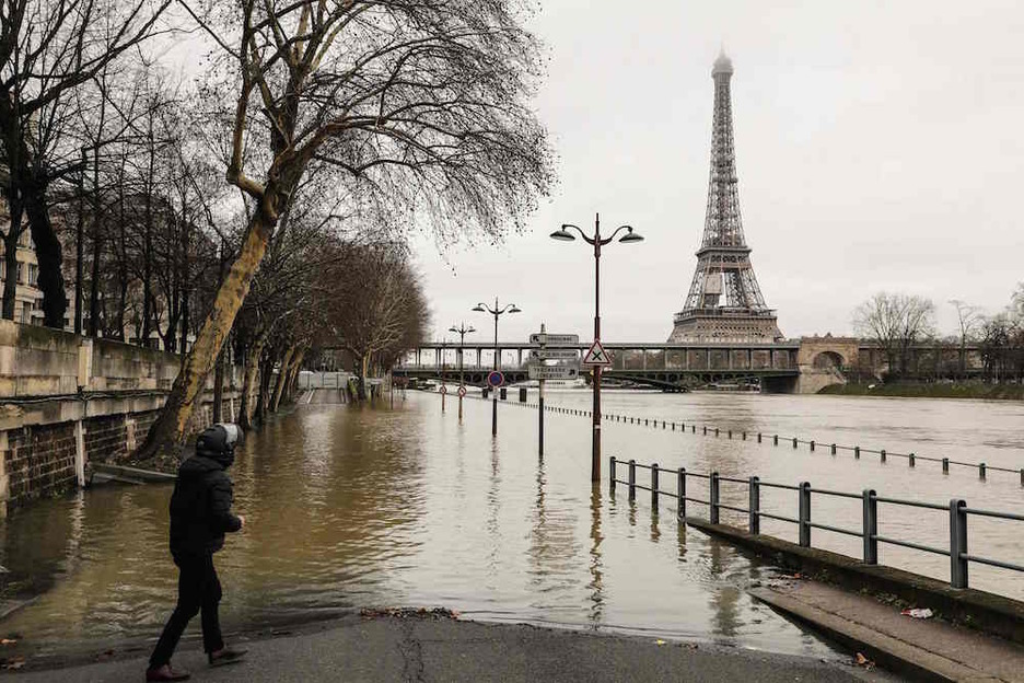 Eiffel dorrea atzean, Sena bazterretara hazita. (Ludovic MARIN | AFP)