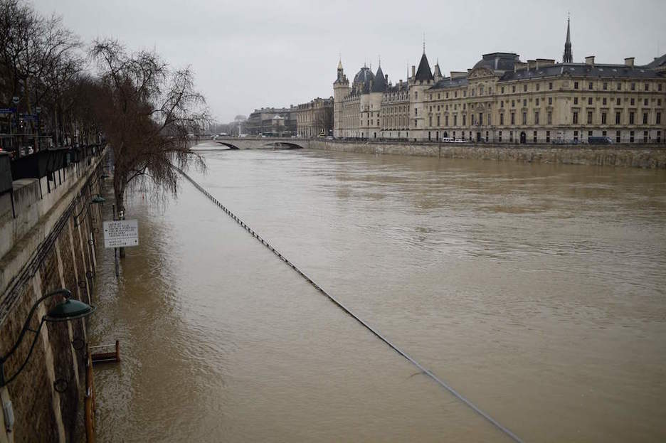 Sena inguruko pasabideak urak hartuta daude. (Stepahe DE SAKUTIN | AFP)