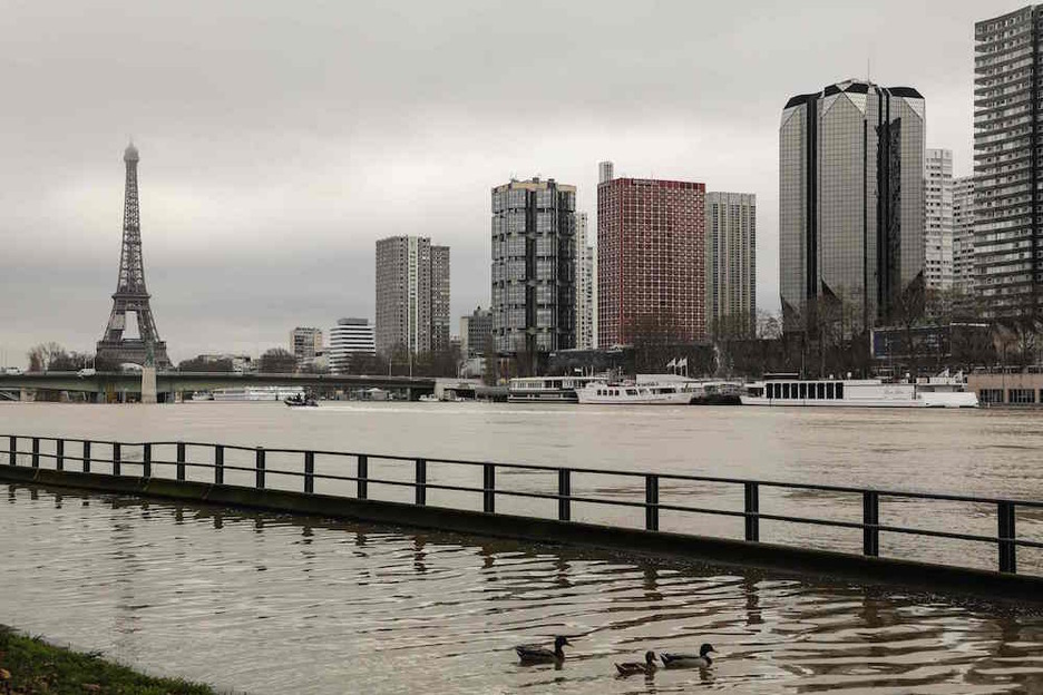 Eiffel dorrea atzean, Beaugrenelle inguruko dorreak aurrez. (Ludovic MARIN | AFP) Eiffel dorrea atzean, Beaugrenelle inguruko dorreak aurrez. (Ludovic MARIN | AFP)