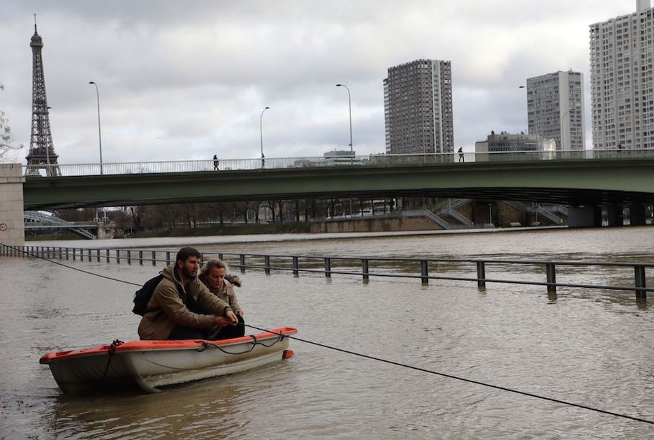 Errepidea, ezkerrean, eta bidegorria daude orain txalupan doazen eremu horretan. (Ludovic MARIN | AFP) Errepidea, ezkerrean, eta bidegorria daude orain txalupan doazen eremu horretan. (Ludovic MARIN | AFP)