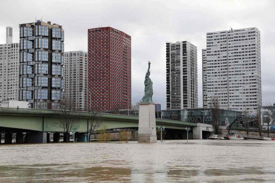 Grenelle zubia, urez estalita ageri da ohikoan pasealeku izan ohi den Île aux Cygnes. (Ludovic MARIN | AFP) Grenelle zubia, urez estalita ageri da ohikoan pasealeku izan ohi den Île aux Cygnes. (Ludovic MARIN | AFP)