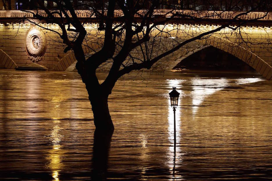 Astearteko argazkia, Sena ibaia hazita ingurura hedatuta. (Thomas SAMSON | AFP) Astearteko argazkia, Sena ibaia hazita ingurura hedatuta. (Thomas SAMSON | AFP)