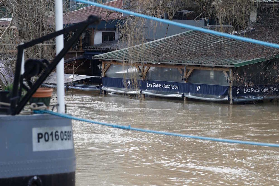 «Oinak uretan» izena du Paris ondoko Neuilly-sur-seine herrian dagoen jatetxe honek, oinak baino zerbait gehiago bai oraingoan... (Geoffroy VAN DER HASSELT | AFP) «Oinak uretan» izena du Paris ondoko Neuilly-sur-seine herrian dagoen jatetxe honek, oinak baino zerbait gehiago bai oraingoan... (Geoffroy VAN DER HASSELT | AFP)