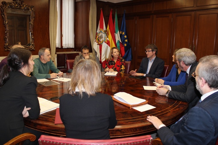 El Ayuntamiento de Gasteiz, la Diputación y las Juntas Generales de Araba se han reunido con Martxoak 3. (AYUNTAMIENTO DE GASTEIZ)