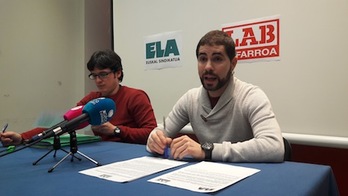 Imanol Pascual, responsable de la negociación colectiva en ELA, e Imanol Karrer, portavoz de LAB en Nafarroa, en rueda de prensa. (LAB)