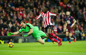 Dimitrovic ha sacado una clarísima ocasión a Williams. (Marisol RAMIREZ / ARGAZKI PRESS)