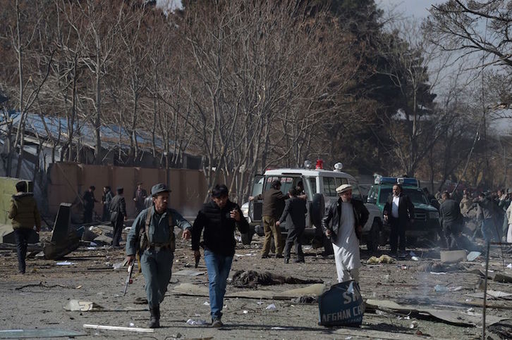 Situación en la que ha quedado la zona del atentado en la capital afgana. (Wakil KOHSAR/AFP)