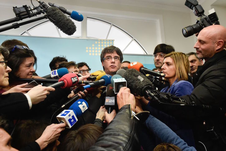 Puigdemont, en una imagen de archivo, hace declaraciones a la prensa. (John THYS/AFP)