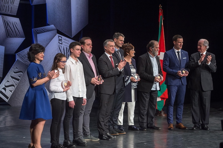 Los premiados por la fundación, en el escenario. (Marisol RAMIREZ/ARGAZKI PRESS)