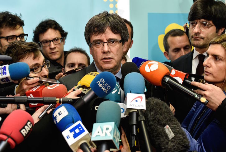 Puigdemont atiende a los medios en una comparecencia en Bruselas. (John THYS/AFP)