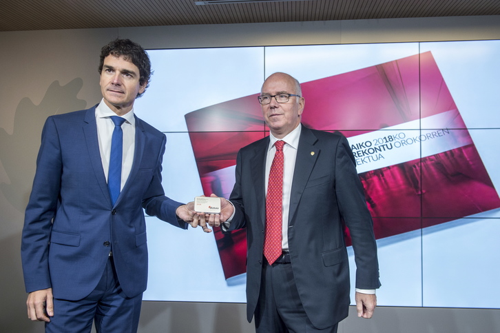 Rementeria en la presentación de los presupuestos de Bizkaia con el responsable e Hacienda, José María Iruarrizaga. (Marisol RAMIREZ / ARGAZKI PRESS)