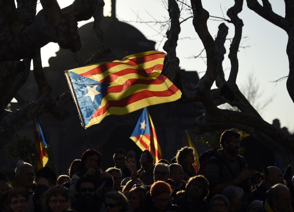Una bandera estelada ondea en el exterior del Parlament. (Josep LAGO / AFP)