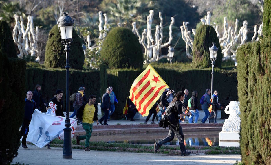 Un grupo de personas se dirige hacia el Parlament. (Josep LAGO / AFP)