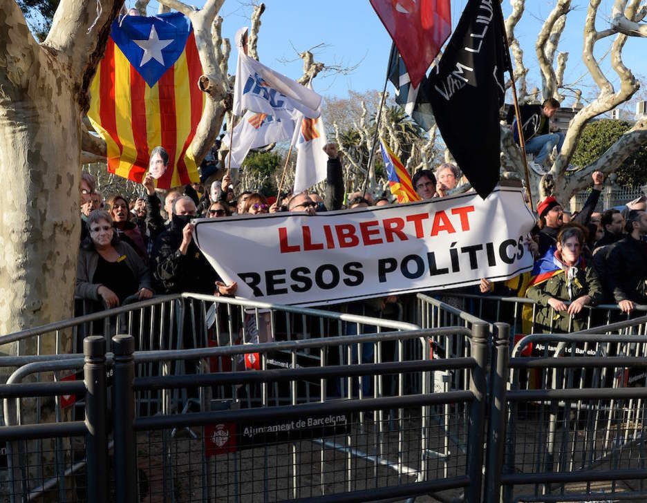 Pancarta por la libertad de los presos políticos. (Josep LAGO / AFP)