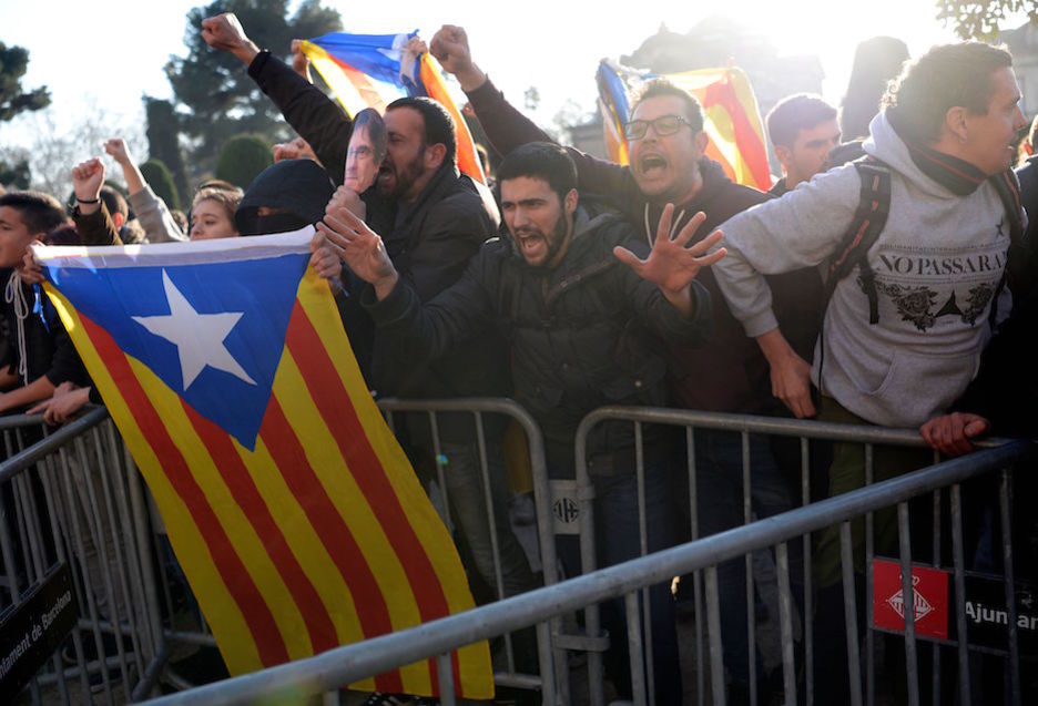 Manifestantes corean consignas ante el Parlamento. (Josep LAGO / AFP)
