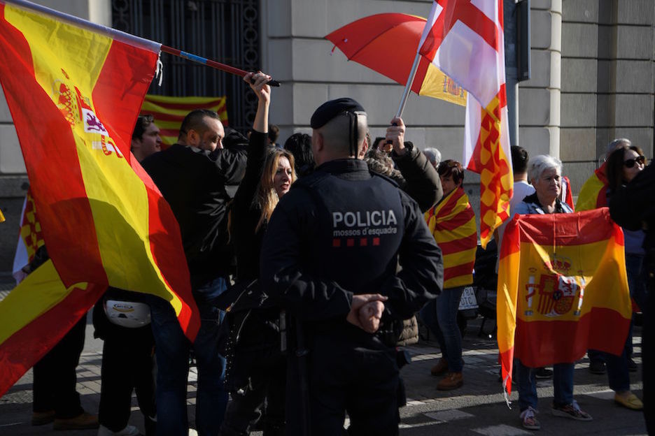 También se ha dejado ver algún grupo con banderas españolas. (Lluis GENE / AFP)