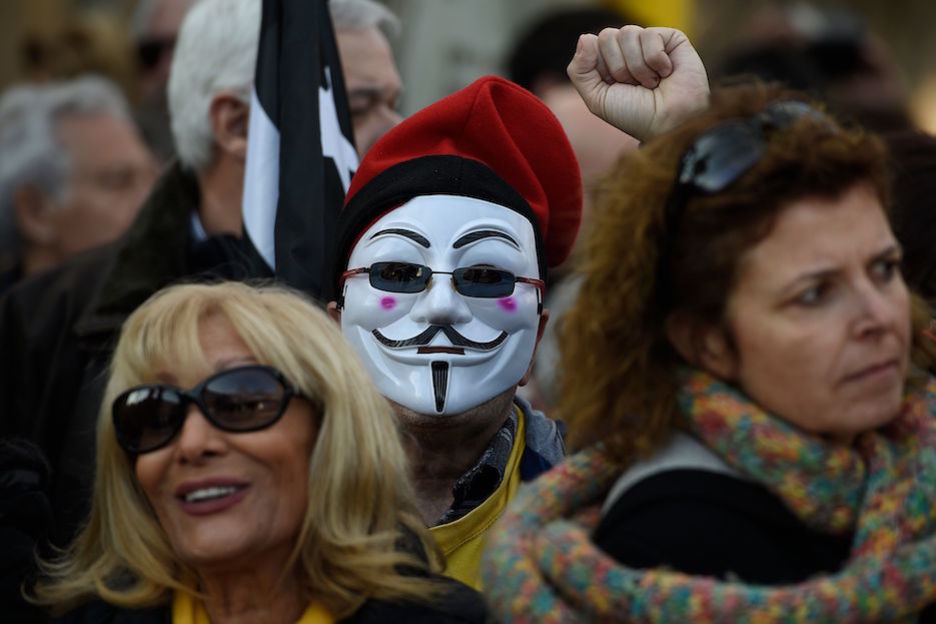 La máscara de V de Vendetta, con barretina. (Lluis GENÉ / AFP)