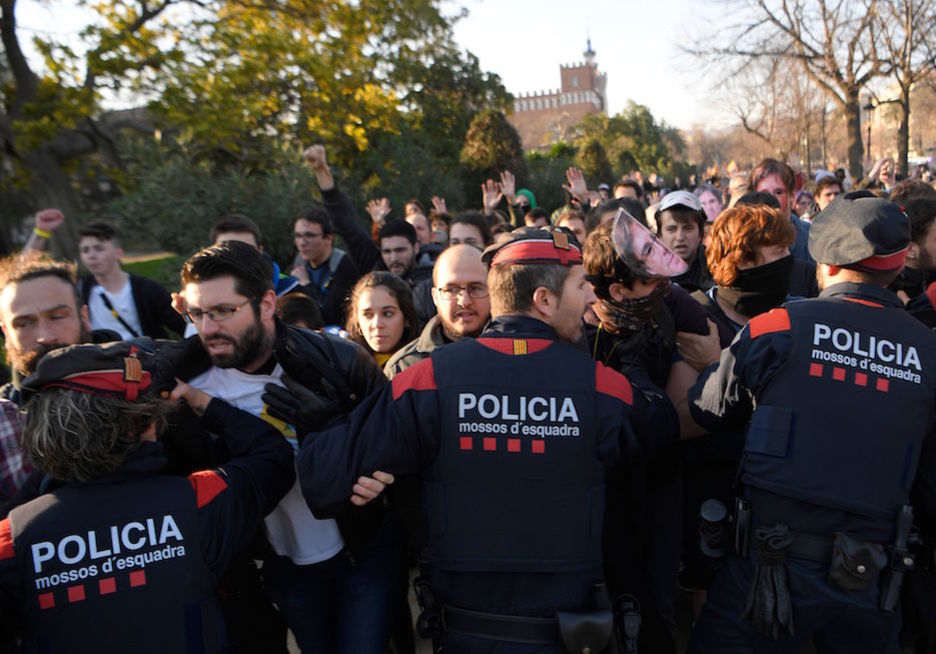 Forcejeo entre Mossos y manifestantes. (Lluis GENE / AFP)