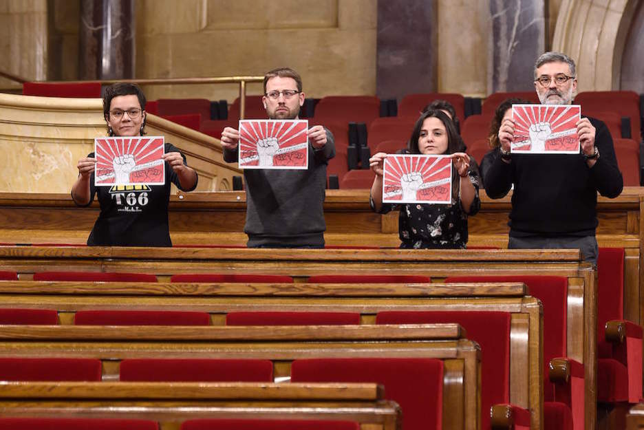 Los cuatro diputados de la CUP, en el Parlamento. (Josep LAGO / AFP)