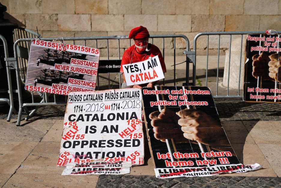 Una persona protesta en los exteriores del Parlament. (Pau BARRENA / AFP)