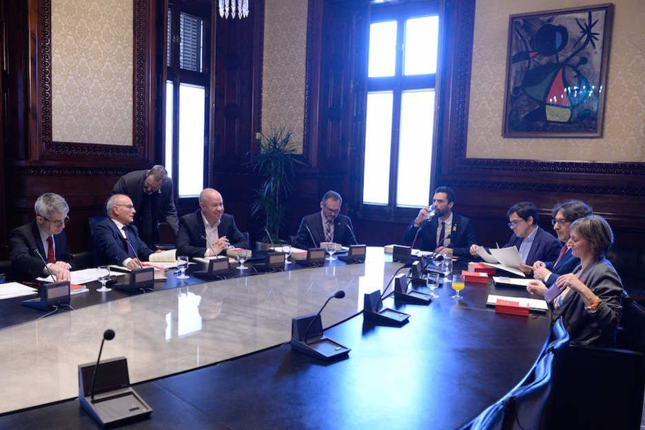 Roger Torrent ha tomado la decisión de aplazar el pleno. (Josep LAGO / AFP)