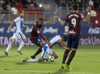 Bebé pugna con un jugador del Leganés durante un choque de esta temporada. (Juanan RUIZ / ARGAZKI PRESS)