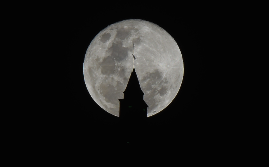 La luna azul se ve desde Bogotá. AFP PHOTO / Raul Arboleda