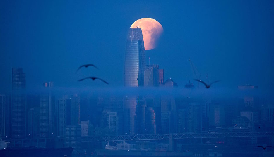 La luna detrás de la Torre Salesforce en San Francisco, California. AFP PHOTO / JOSH EDELSON 
