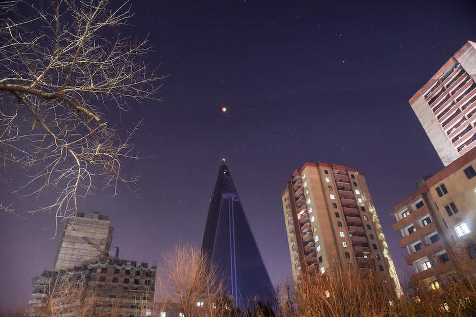  La luna sobre el emblemático hotel Ryugyong en Pyongyang