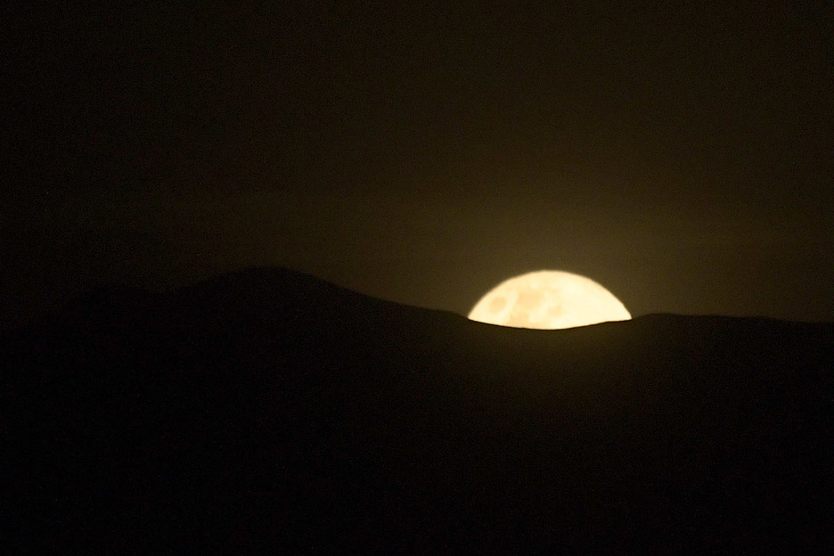 La superluna vista desde Quito. AFP PHOTO / Juan Ruiz 