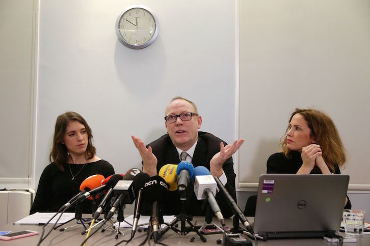 Los abogados Jessica Jones, Ben Emmerson y Rachel Lindon han comparecido en Londres. (Daniel LEAL-OLIVAS/AFP)