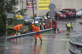 Trabajadores limpian la calzada tras el accidente de Galdakao. (Monika DEL VALLE/ARGAZKI PRESS)