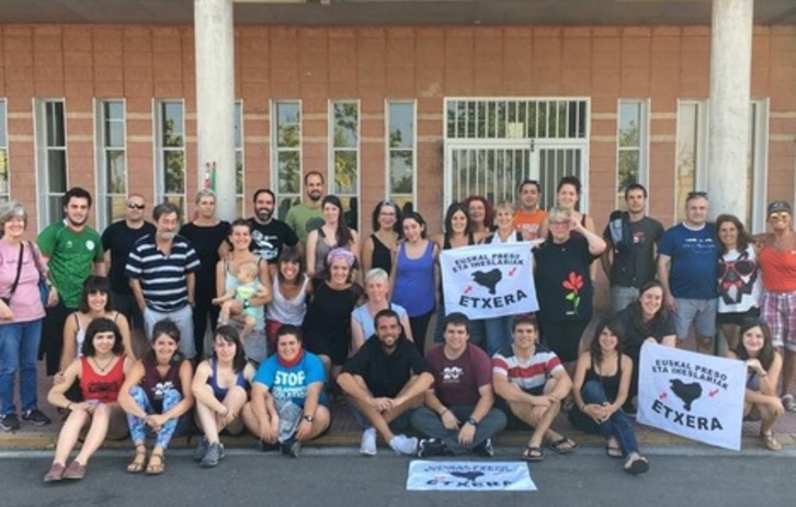 Amigos y familiares de Egoi Alberdi, a las puertas de la cárcel de Navalcarnero. 