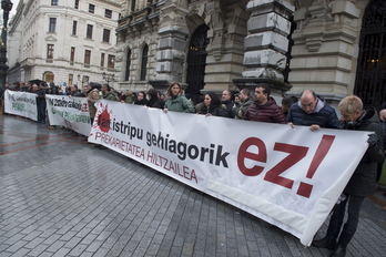 Concentración ante la Diputación en denuncia de la muerte de trabajadores en un accidente. (Monika DEL VALLE / ARGAZKI PRESS)