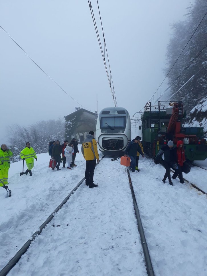 La nieve ha cortado la línea de tren en Inoso. (@112_SOSDeiak)