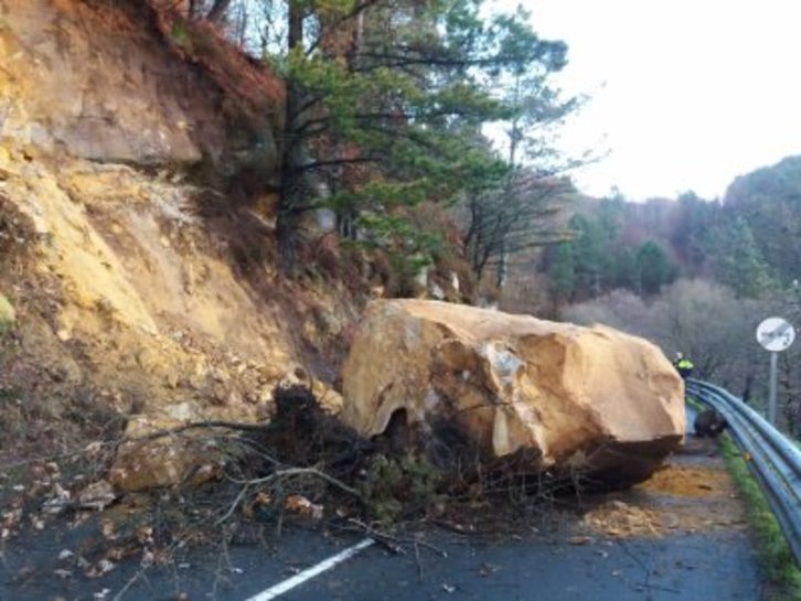 La caída de esta roca ha cortado la carretera de Jaizkibel. (@pasaiakoudala)