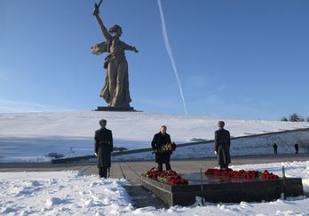 Ofrenda floral de Vladimir Putin en el 75 aniversario de la batalla de Stalingrado. (ALEXEI DRUZHININ / AFP)
