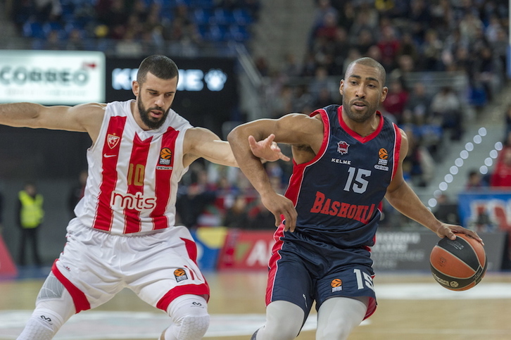 Granger protege el balón ante la presión de Lazic. (Juanan RUIZ / ARGAZKI PRESS)