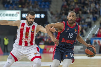 Granger protege el balón ante la presión de Lazic. (Juanan RUIZ / ARGAZKI PRESS)