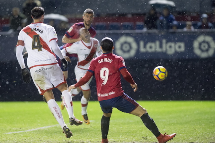 Oier sigue con la mirada el balón que acaba de cabecear. Acabará en la red. (Iñigo URIZ / ARGAZKI PRESS)