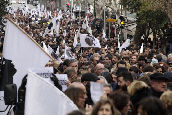 Manifestación por las calles de Ajaccio. (Pascal POCHARD-CASABIANCA / AFP)