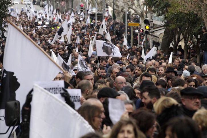 Manifestación por las calles de Ajaccio. (Pascal POCHARD-CASABIANCA / AFP) 