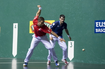 Aimar Olaizola pilota astintzen (Iñigo URIZ/ARGAZKI PRESS)