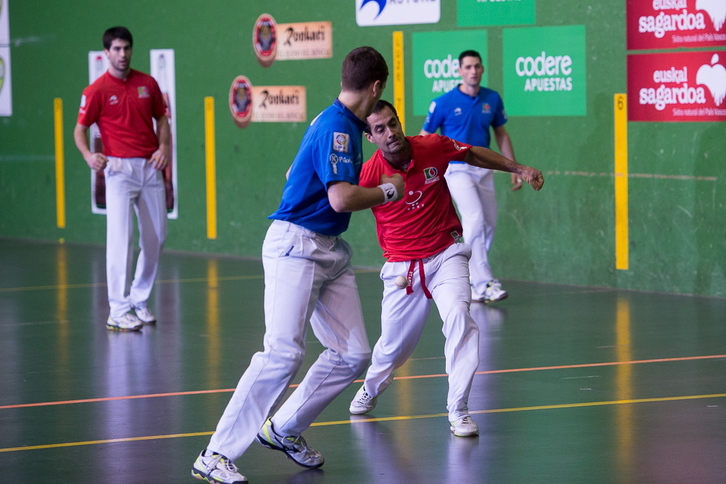 Oinatz Bengoetxea pilota astintzen (Iñigo URIZ/ARGAZKI PRESS)